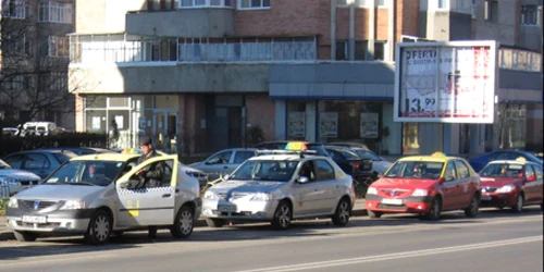 Taximetriştii aşteaptă la marginea şoselei şi câteva ore până să plece într-o cursă