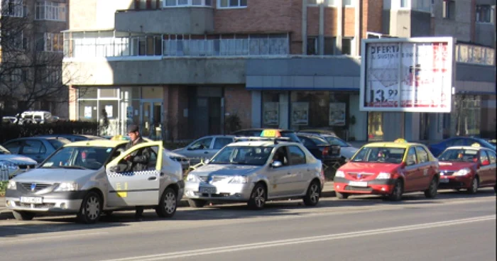 Taximetriştii aşteaptă la marginea şoselei şi câteva ore până să plece într-o cursă