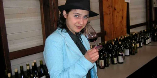 Iulia a făcut inclusiv stagii de pregătire în bucătărie, alături de maeştri bucătari. Foto: vinul.ro