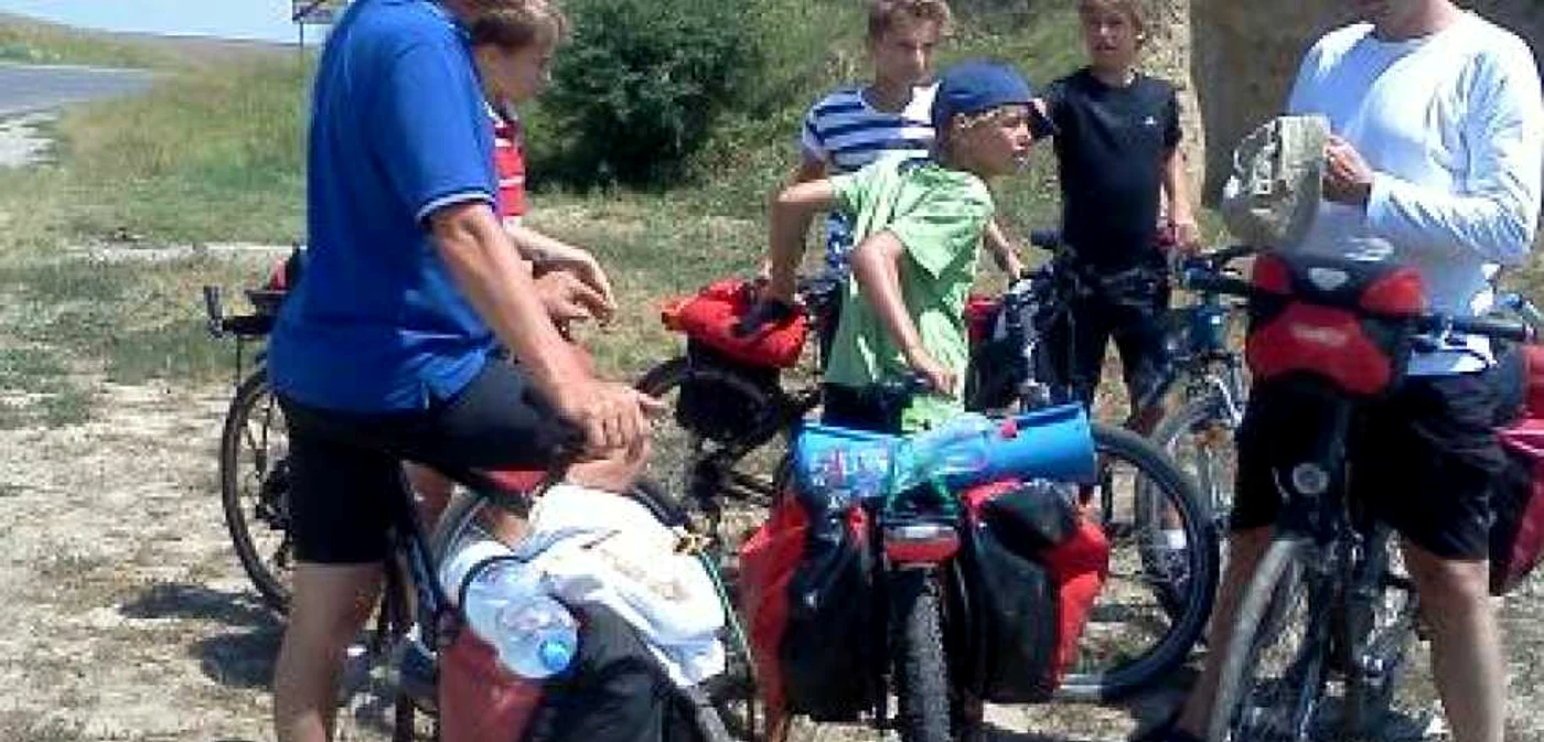 Cicliştii germani jefuiţi în România. Victima, în mijloc