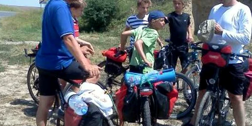 Cicliştii germani jefuiţi în România. Victima, în mijloc