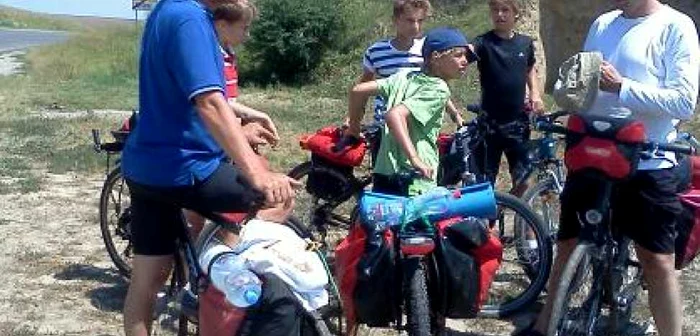 Cicliştii germani jefuiţi în România. Victima, în mijloc