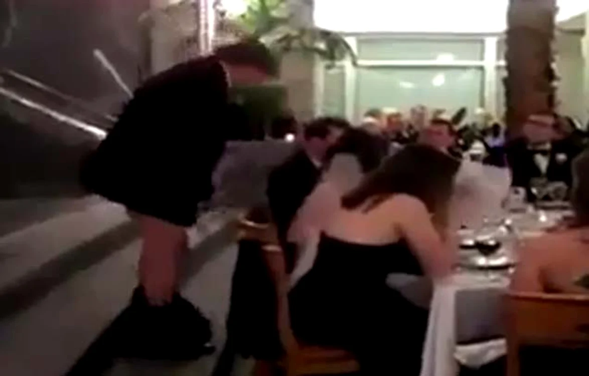 Îi cad pantalonii de faţă cu nuntaşiiFoto: Captură Youtube