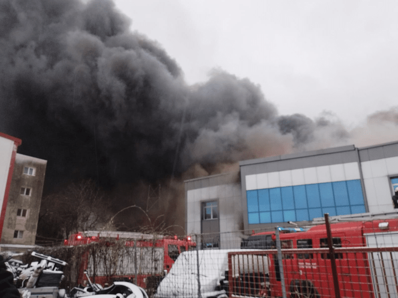 Incendiu violent în Voluntari, la un depozit de detergenți