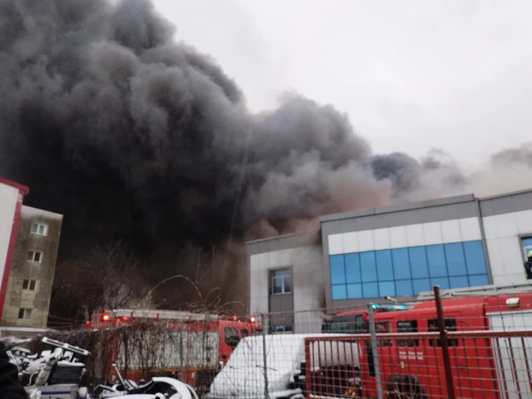 Incendiu la un depozit din Voluntari FOTO ISU 