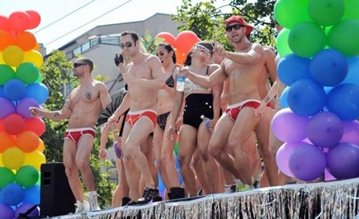 
    Rusia interzice paradele gay  