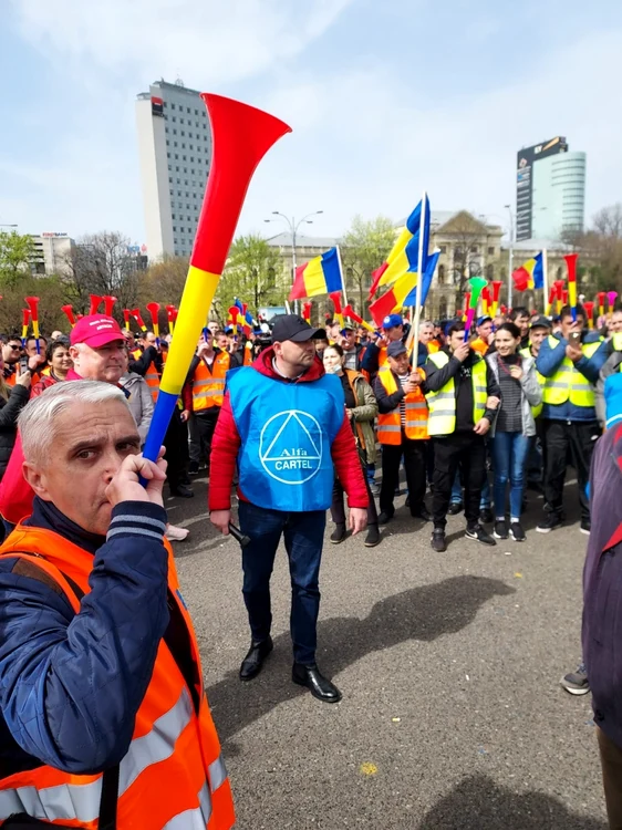 Sute de angajaţi ai grupului TMK, din Reşiţa şi Slatina, protestează la Bucureşti Sursa FOTO: Cartel ALFA