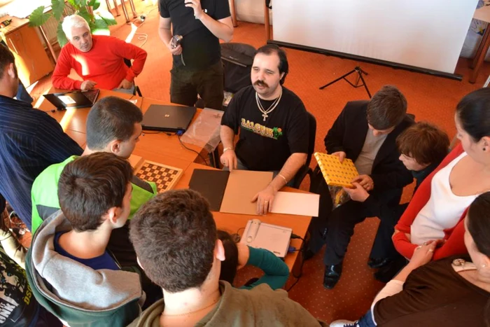 Radu Vasile, specialistul IT, printre discipoli Foto Arhivă personală