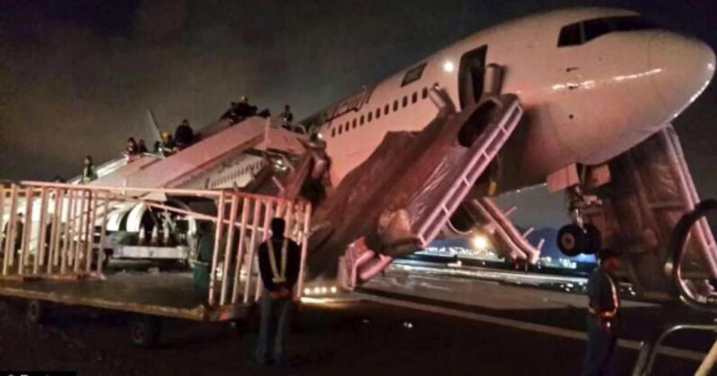 Un avion este inspectat după ce a aterizat forţat la Medina, la bordul căruia au fost răniţi 29 de oameni. FOTO Reuters