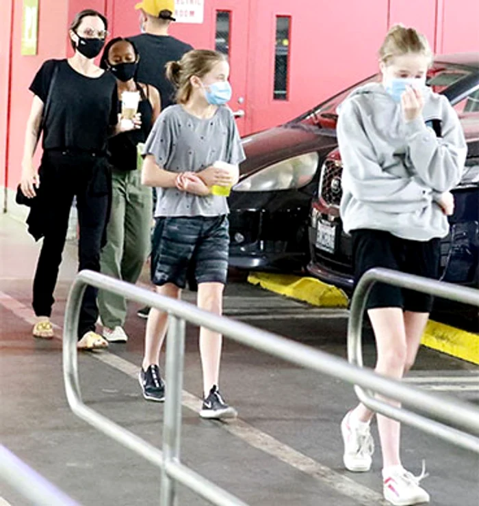 Angelina Jolie a fost la cumpărături cu fetele Shiloh, Vivienne şi Zahara