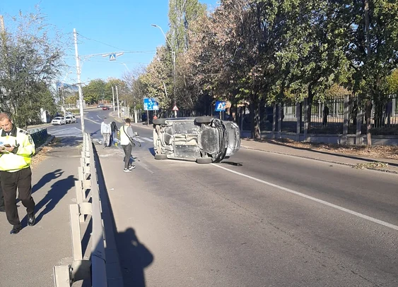 Mașină răsturnată pe Faleza Dunării FOTO: IPJ Galați