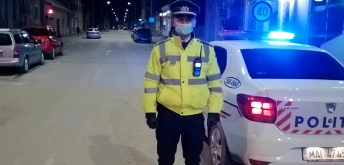 Din maşinile de poliţie răsună imnul de ţară