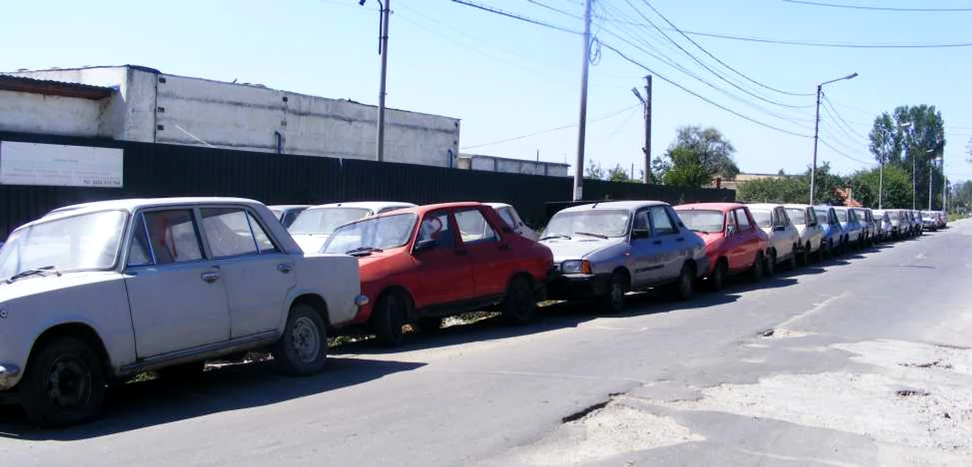 zeci de dacii trase pe dreapta în zona remat-ului