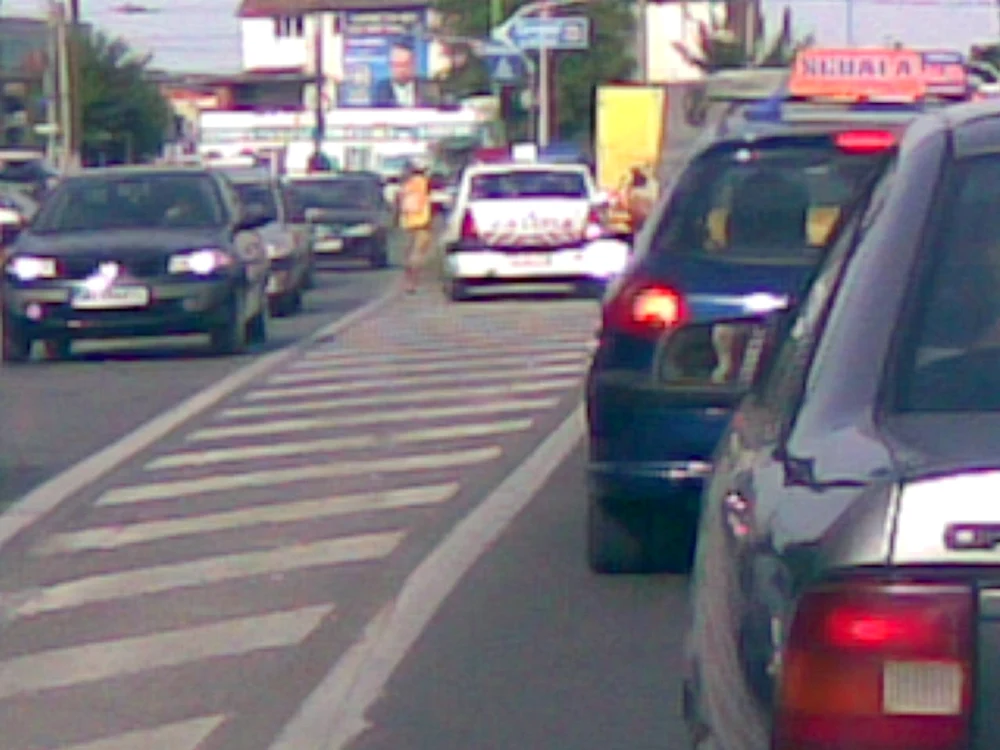 Maşina a fost scoasă cu ajutorul poliţiltilor şi a unei echipe de muncitori.