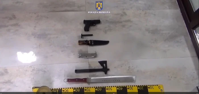Pistoale și arme albe, ridicate de polițiști FOTO : Poliția Română