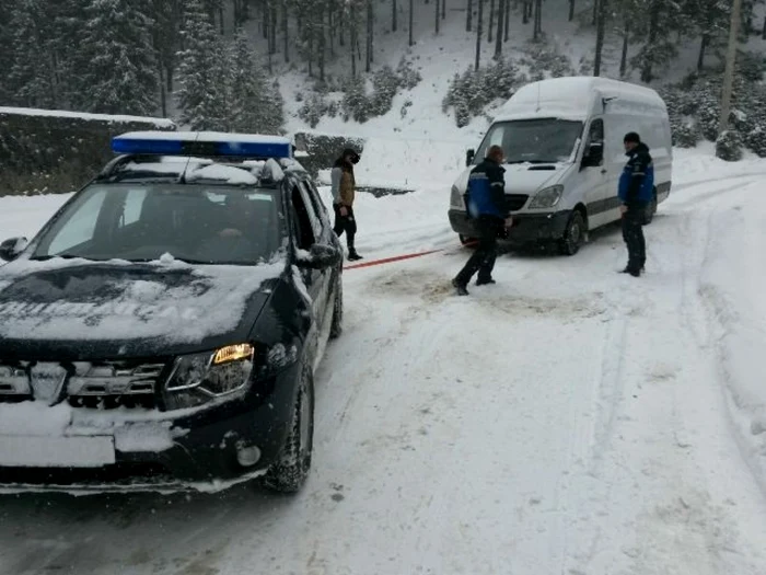 În urma acţiunii jandarmilor montani, turiştii au fost sprijiniţi să deblocheze autovehiculele şi au fost conduşi în siguranţă până în zona sanatoriului Moroeni FOTO IJJ Dâmboviţa