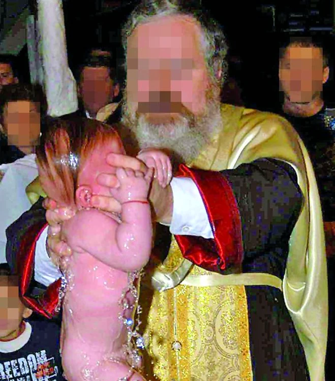 Preotul venit în sat doar de trei luni este acuzat de o parte dintre localnici de neglijenţă.