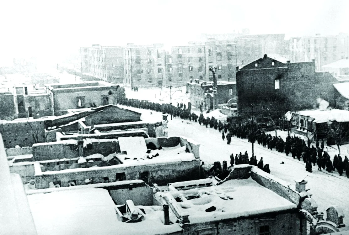 O coloană de prizonieri germani mărșăluiește printre ruinele Stalingradului (© Getty Images)