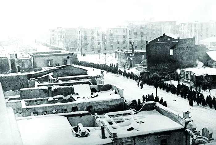 O coloană de prizonieri germani mărșăluiește printre ruinele Stalingradului (© Getty Images)