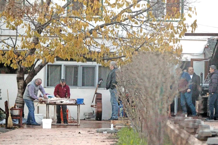 Lupu a asistat la toată ”operațiunea” alături de prieteni și de angajații localului