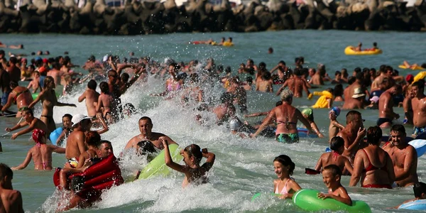 La mare la soare pe plajă pe litoral