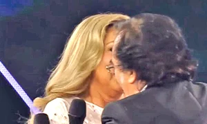 A sărutat o forţat pe obraz jpeg