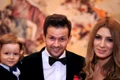 Magicianul Robert Tudor, alături de soția și de fiul său jpeg