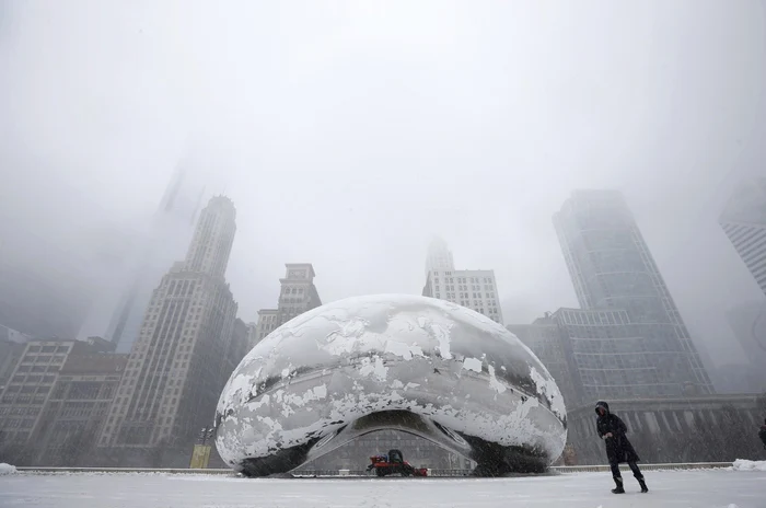 Chicago se află deja sub imperiul ninsorii şi al viscolului FOTO Reuters