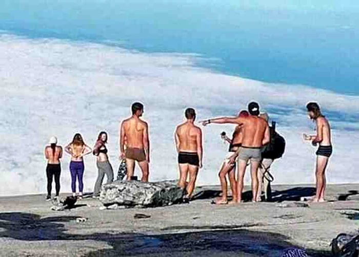 Turiştii s-au dezbrăcat pe vârful Muntelui Kinabalu. Femeile au rămas în sânii goi