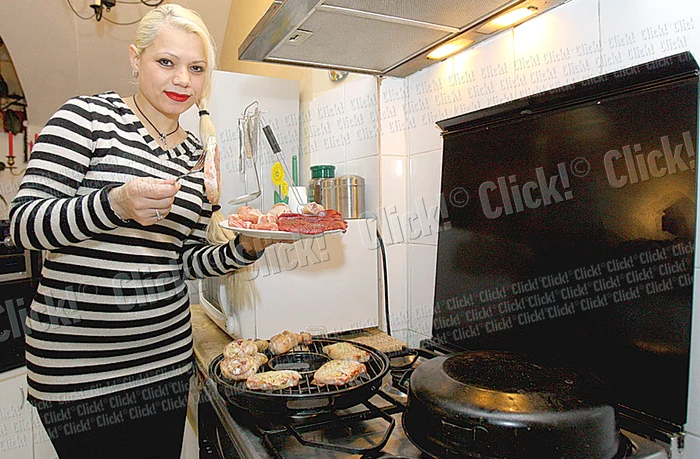 Motanul Bozo este, acum, mult mai fascinat de ce găteşte stăpâna lui în bucătărie (Fotografii: Dorin Constanda)