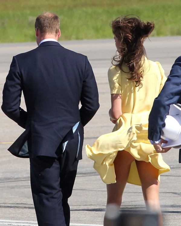 Kate Middleton cu rochia galbenă suflată de vânt, în 2011, Profimedia (1) jpg