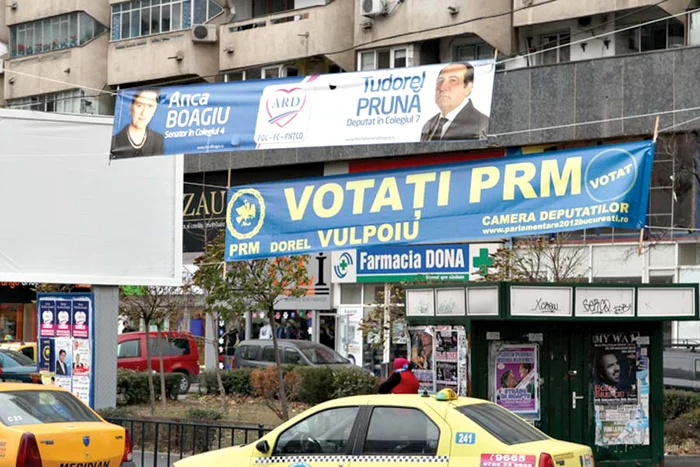 Cetăţenii din zona Pantelimon se distrează de câte ori văd afişele atârnate pe stâlpi