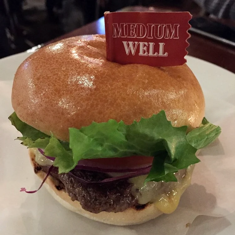 Vedeta savurează cheeseburger la miez de noapte