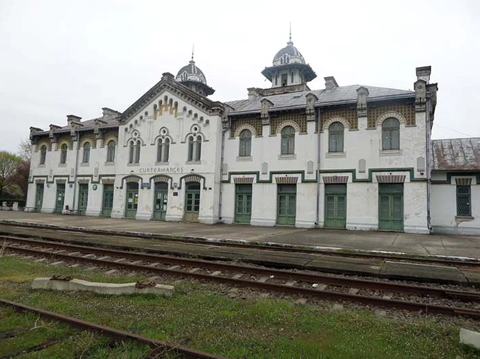 Gara Regală din Curtea de Argeş a ajuns o ruină