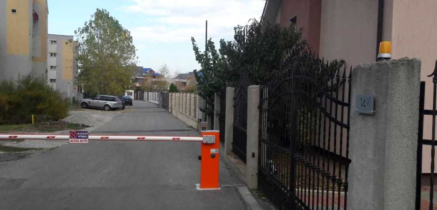 Proprietarii care şi-au făcut stradă în faţa proprietăţilor, pe terenul municipiului, au îngrădit accesul, în această vară, cu bariere FOTO: Alina Mitran