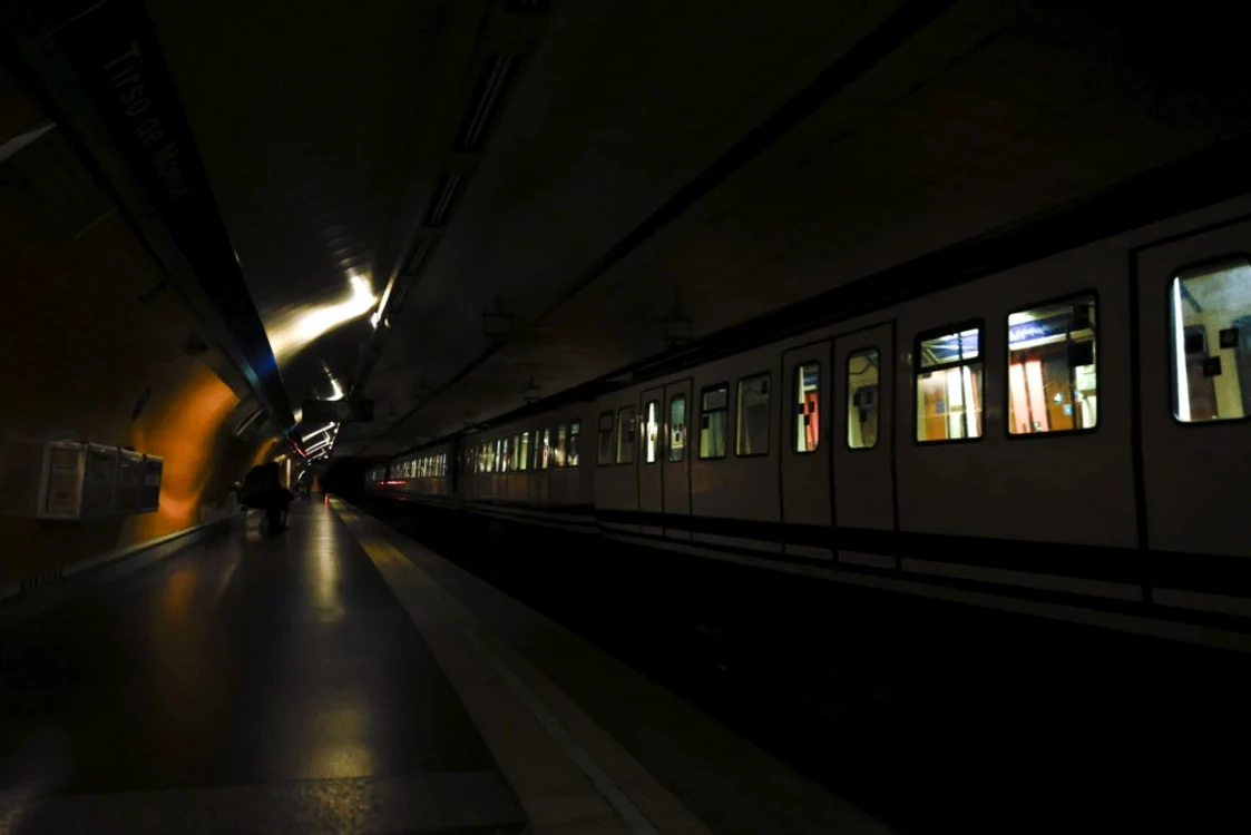 Mai multe garnituri de metrou şi trenuri suburbane au fost oprite FOTO EPA-EFE