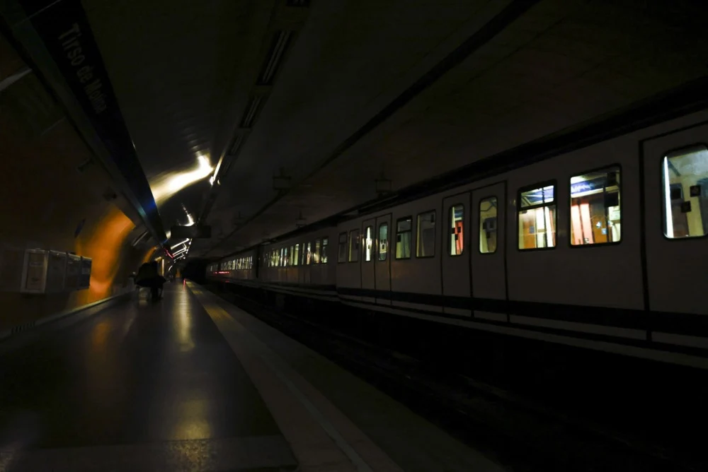 Pană majoră de curent în Paris: 170.000 de locuinţe fără electricitate, metroul și trenurile oprite