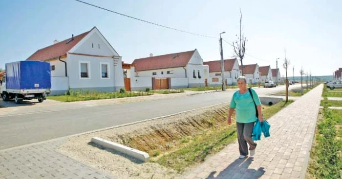 Sinistraţii au primit locuinţe nou-nouţe, pe dealul din apropiere