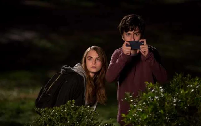 Margo (Cara Delevingne)
şi Quentin (Nat Wolff), într-una dintre
„aventurile“ lor