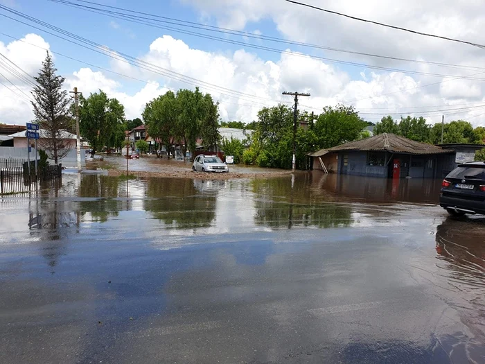 Inundații în județul Galați: a turnat 100 l/mp. Au fost evacuate 165 de persoane aflate în pericol.