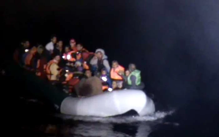 Cei 81 de migranţi se aflau pe două bărci care pluteau în derivă pe Marea Mediterană FOTO Poliţia de Frontieră