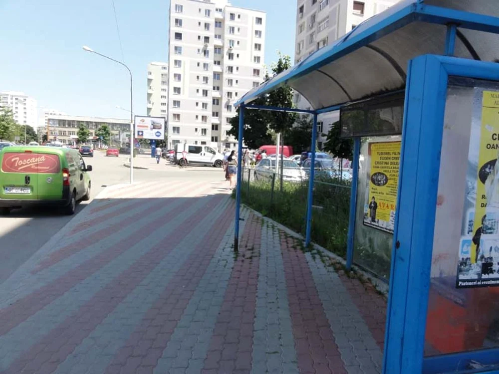 Astfel arată majoritatea staţiilor de autobuz din Slatina - aici, vizavi de Fisc  (FOTO: Mugurel Manea)
