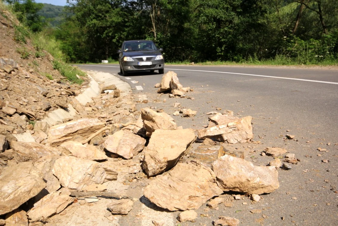 Ploile şi scurgerile de pe versanţi au creeat probleme pe DJ 687. FOTO: Daniel Guţă. ADEVĂRUL