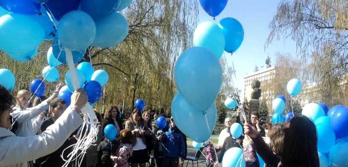 Anul trecut, copiii şi părinţii s-au strâns în parcul din centrul Ploieştiului. FOTO Asociaţia Diana