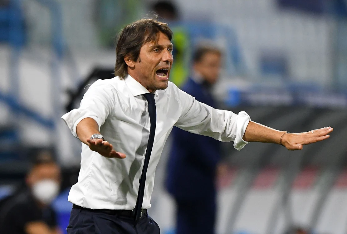 
    Antonio Conte se agită în permanență pe marginea terenuluiFoto: Guliver / GettyImages  