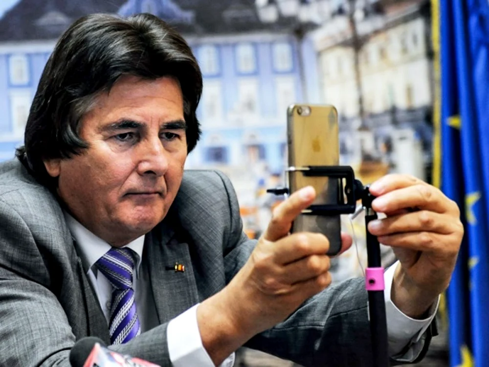 Pentru că are 35.000 de urmăritori pe Facebook, primarul Timişoarei se consideră "cel mai tare organism" de presă din Timişoara FOTO tion.ro