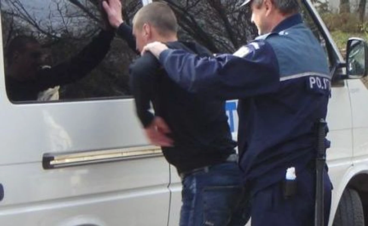 Polițistul a fost lovit de două femei în timpul încătușării unui fugar FOTO arhivă Adevărul