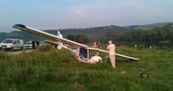 Avionul ultrauşor a aterizat forţat în apropiere de Aeroportul Salcea. FOTO: Adevărul