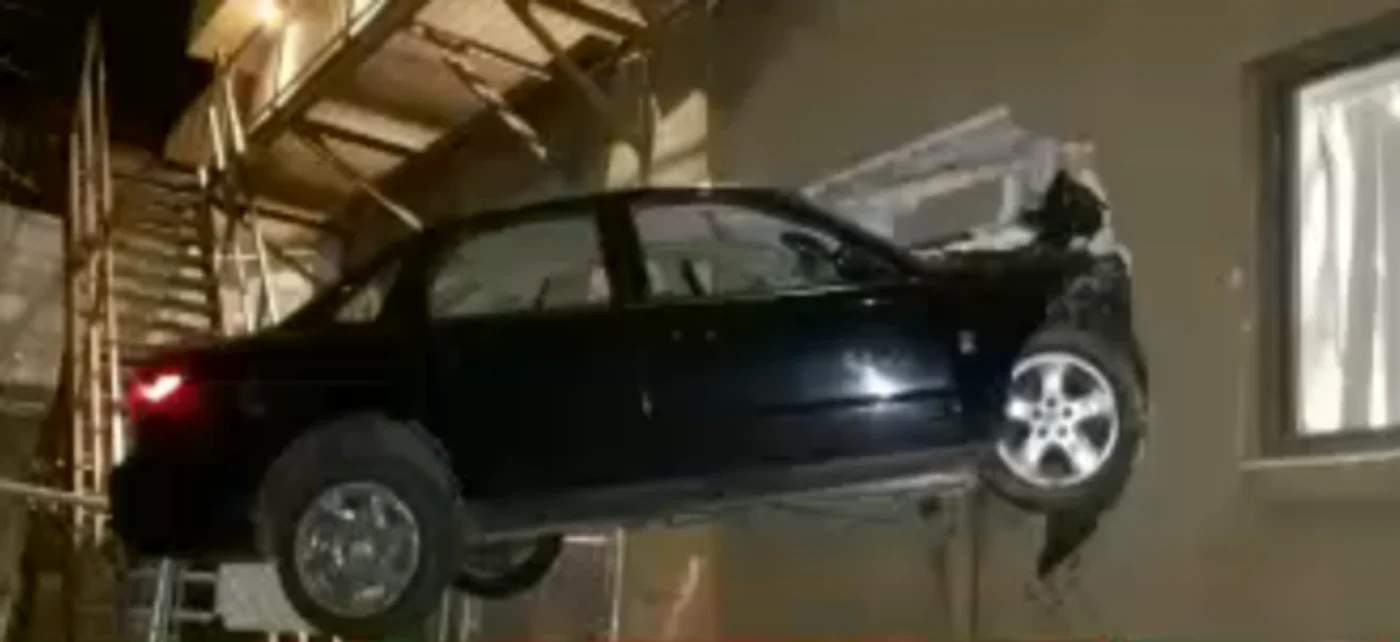 
    Mașina s-a oprit la 2,5 metri deasupra pământului  