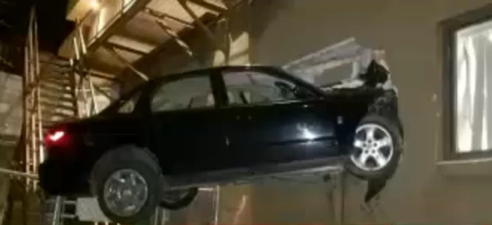 
    Mașina s-a oprit la 2,5 metri deasupra pământului  